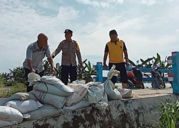 Warga di Kampung Jati Asahan Kebanjiran
