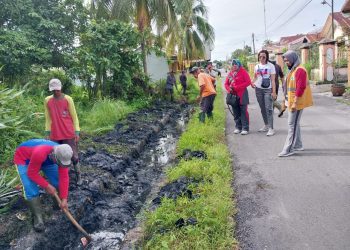 Lurah Sidomukti Asahan Ajak Warga dan Pegawai Gotong Royong