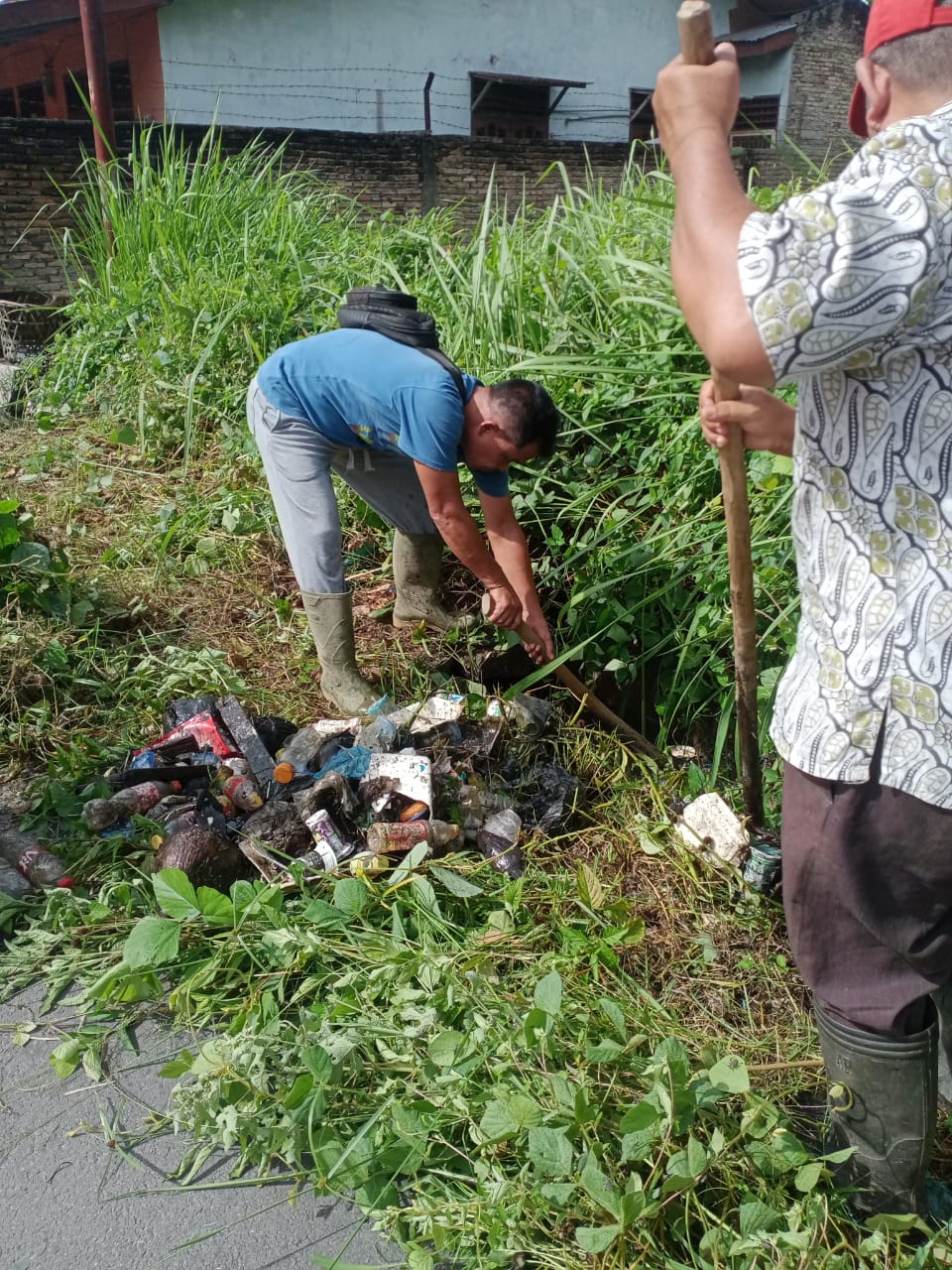 Lurah Sidomukti Ajak Warga dan Pegawai Gotong Royong