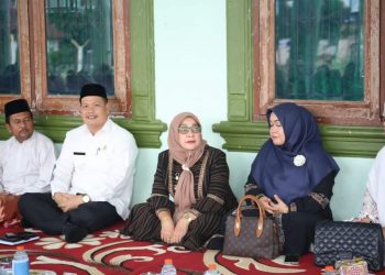 Wakil Bupati Labuhanbatu Hj Ellya Rosa Siregar (tengah)