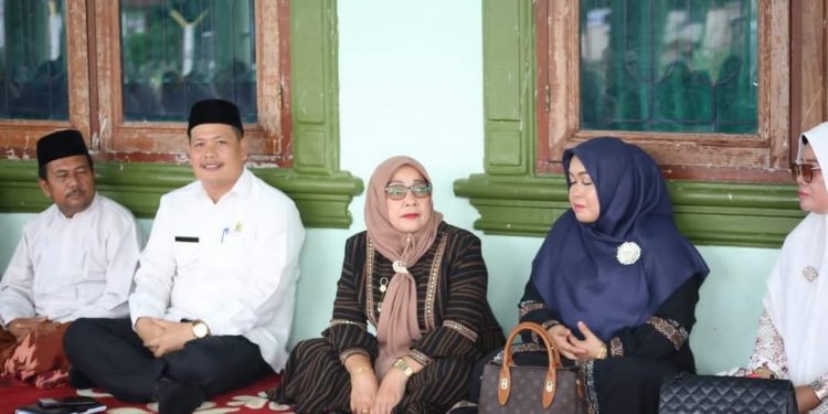 Wakil Bupati Labuhanbatu Hj Ellya Rosa Siregar (tengah)