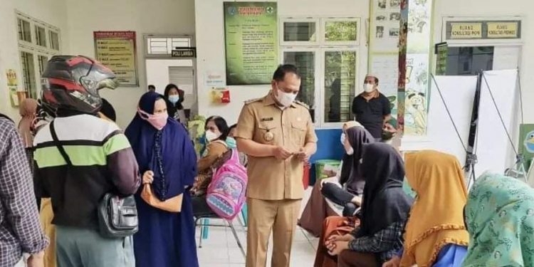Bupati Labuhanbatu H Erik Adtrada Ritonga saat Sidak di Puskesmas kota. 