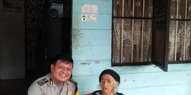 Bhabinkamtibmas Polres Tanjungbalai Sambangi Warga Kurang Mampu