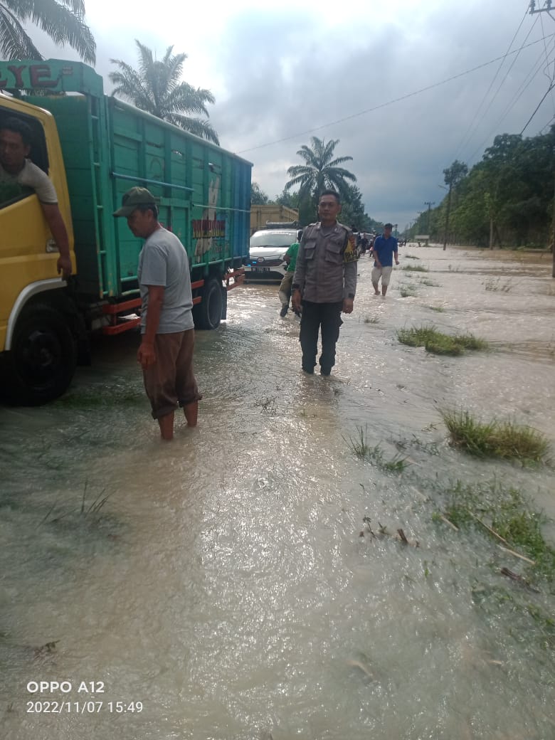 Kapolres Asahan Salurkan Bantuan pada Warga yang Terkena Banjir