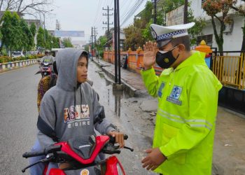 Meski Diguyur Hujan, Personel Sat Lantas Polres Tanjungbalai Tetap Mengatur Arus Lalu Lintas