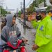 Meski Diguyur Hujan, Personel Sat Lantas Polres Tanjungbalai Tetap Mengatur Arus Lalu Lintas