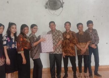 Kades Serdang Lepas Siswa Perguruan Daerah Meranti yang Selesai PKL