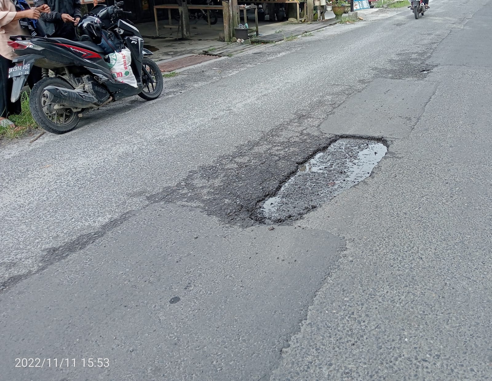 Baru Sebulan Selesai, Proyek Penambalan Jalan di Kecamatan Meranti Asahan Sudah Mulai Rusak dan Berlubang