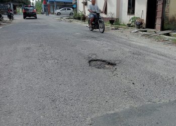 Baru Sebulan Selesai, Proyek Penambalan Jalan di Kecamatan Meranti Asahan Sudah Mulai Rusak dan Berlubang