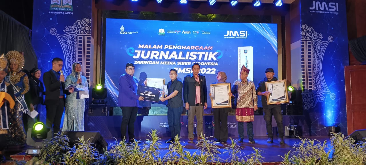 Ketua JMSI Sumut Rianto Ahgly SH saat memberikan hadiah pada pemenangg malam puncak Penghargaan Jurnalistik JMSI 2022 digelar di Pendopo Gubernur Aceh Anjong Mon Mata, Banda Aceh, Jumat (11/11) malam.