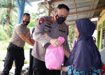 Kapolres Labuhanbatu AKBP Anhar Arlia Rangkuti SIK saat menyerahkan bantuan sembako kepada salahseorang warga