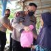 Kapolres Labuhanbatu AKBP Anhar Arlia Rangkuti SIK saat menyerahkan bantuan sembako kepada salahseorang warga