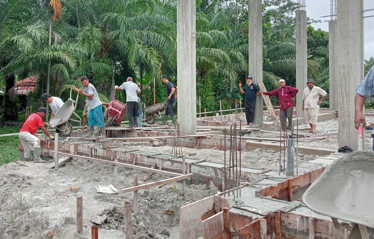 Warga Gotong Royong Bangun Masjid Silahturahmi di Meranti
