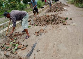 Kesal dengan Pemkab dan DPRD Asahan, Warga Menimbun Jalan yang Rusak 