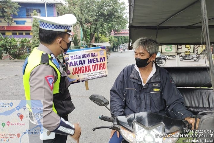 Personel Sat Lantas Polres Tanjungbalai Imbau Warga Gunakan Standar Helm SNI