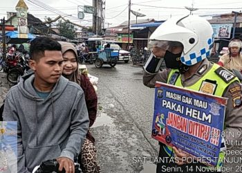 Personel Sat Lantas Polres Tanjungbalai Imbau Warga Gunakan Standar Helm SNI