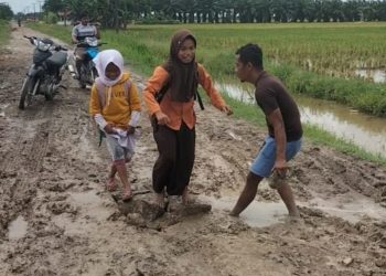 Jalan Rusak Parah, Sambil Nangis, Warga Desa Panca Arga Mengadu ke Kadis PU Asahan