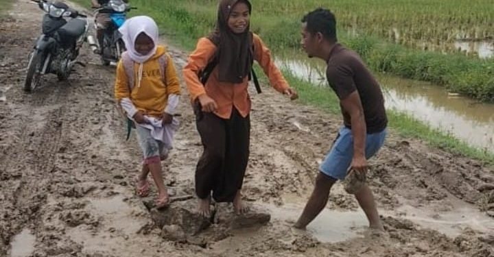 Jalan Rusak Parah, Sambil Nangis, Warga Desa Panca Arga Mengadu ke Kadis PU Asahan