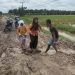Jalan Rusak Parah, Sambil Nangis, Warga Desa Panca Arga Mengadu ke Kadis PU Asahan