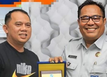 Bupati Labuhanbatu H Erik Adtrada (kiri). 