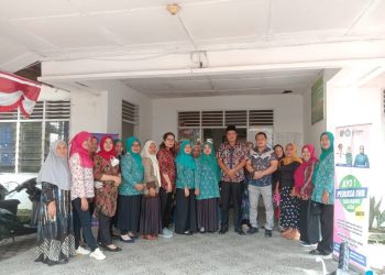 Lurah Sirandorung Muhammad Rizal Rambe SE berfoto bersama Camat Rantau Utara dan sejumlah PKK Kecamatan seusai kegiatan. 