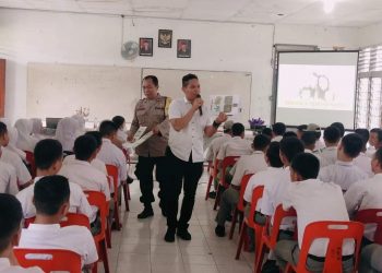 Kanit Idik-I IPTU Eko Sanjaya, SH MH saat melakukan sosialisasi anti Narkoba di Lingkungan Sekolah di Labuhanbatu.