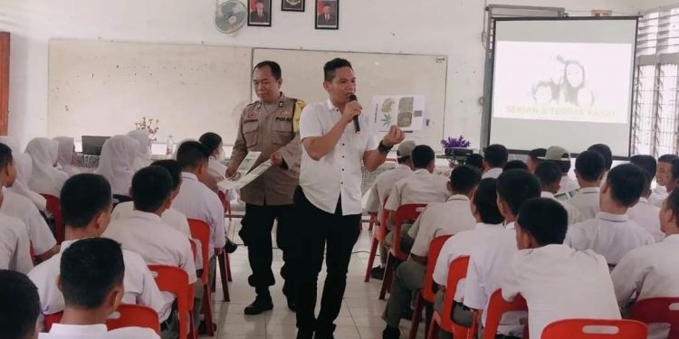 Kanit Idik-I IPTU Eko Sanjaya, SH MH saat melakukan sosialisasi anti Narkoba di Lingkungan Sekolah di Labuhanbatu.