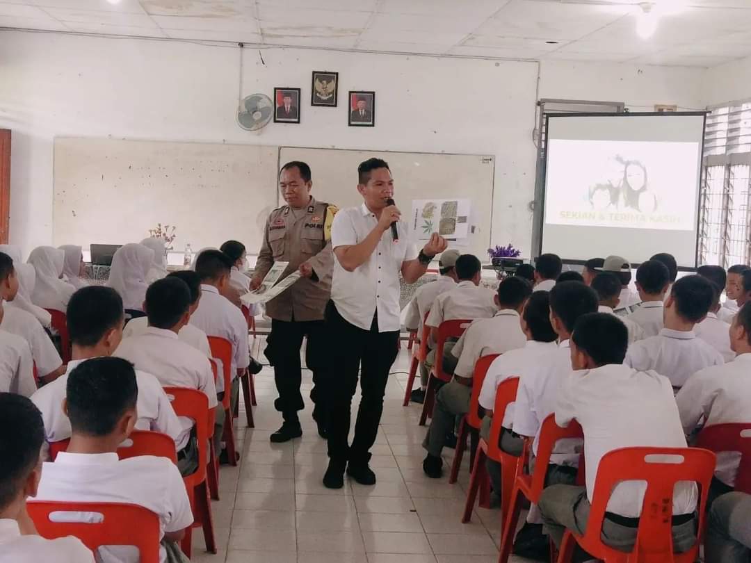 Kanit Idik-I IPTU Eko Sanjaya, SH MH saat melakukan sosialisasi anti Narkoba di Lingkungan Sekolah di Labuhanbatu.