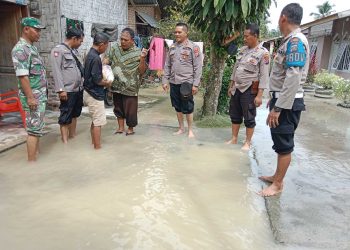 Polsek Pagar Merbau Bersama TNI Dirikan Dapur Umum Korban Banjir
