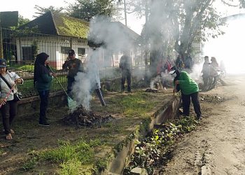 Antisipasi Banjir, Kades Orika dan Camat Pulau Rakyat Gotong royong di Jalinsum