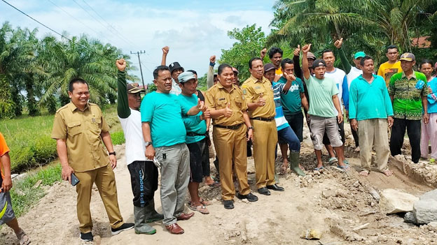 Kadis PUPR Asahan, Agus Jaka Ginting (tengah) saat melakukan peninjau jalan dusun di Desa Panca Arga.