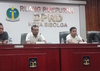 Ketua DPRD Sibolga, Ahmad Syukri Nazri Penarik didampingi Jamil Zeb Tumori,SH,MAP, Herman Sinambela dan Obbie Putra Hutagaol saat Konfrensi Pers, Senin sore (05/12/2022)