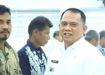Bupati Labuhanbatu H Erik Adtrada Ritonga saat memberikan bantuan secara simbolis kepada warga korban bencana angin puting beliung. 