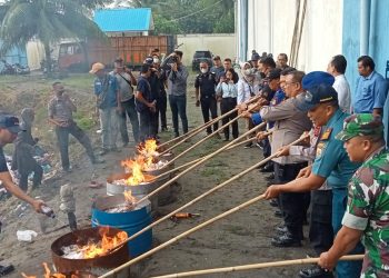 482.176 Barang Rokok Ilegal 122 Botol dan Balpress Dimusnahkan