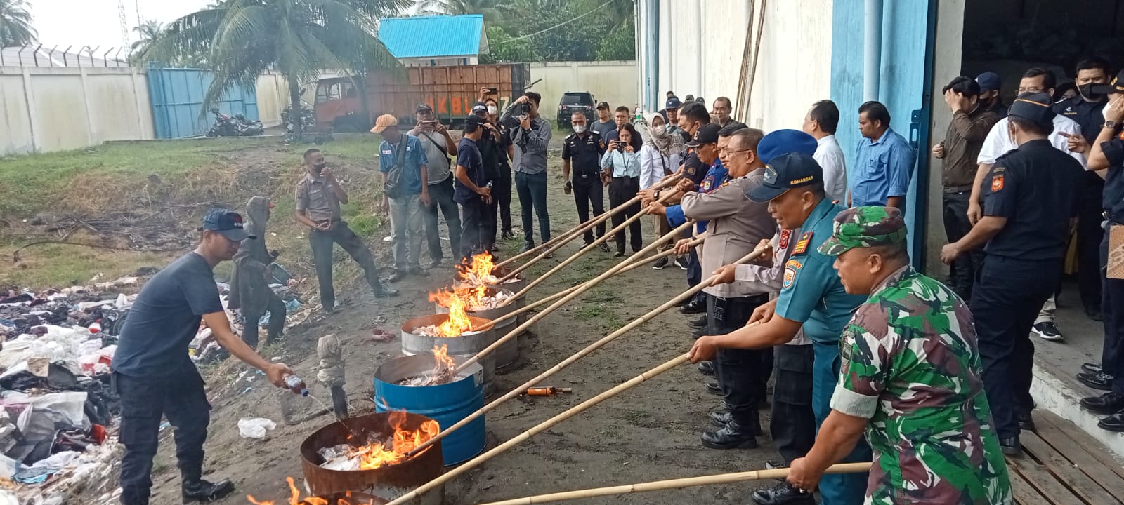 482.176 Barang Rokok Ilegal 122 Botol dan Balpress Dimusnahkan