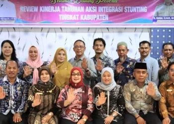 Wakil Bupati Labuhanbatu Hj Ellya Rosa Siregar saat berfoto bersama dengan para peserta rapat.