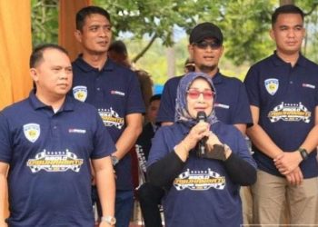 Bupati Labuhanbatu H Erik Adtrada Ritonga (kiri).