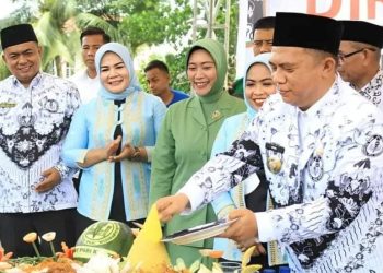 Bupati Labuhanbatu H Erik Adtrada Ritonga saat memotong nasi tumpeng.