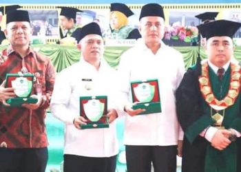 Bupati Labuhanbatu H Erik Adtrada Ritonga berfoto bersama dengan Wakil Gubernur Sumatera Utara Musa Rajekshah, Wakil Bupati Labuhanbatu dan Rektor Univa Labuhanbatu Basyarul Ulya. 