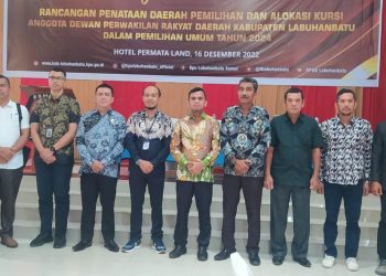 Ketua Komisi Pemilihan Umum Labuhanbatu Wahyudi berfoto bersama seusai acara.