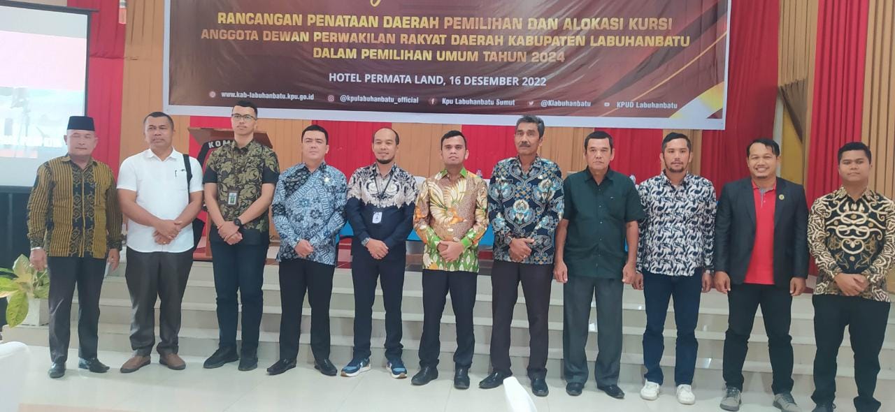 Ketua Komisi Pemilihan Umum Labuhanbatu Wahyudi berfoto bersama seusai acara.