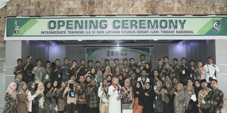 Ketua Umum HMI Cabang Labuhanbatu Raya Khairil Hanif Nasution foto bersama