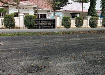 Pengaspalan Jalan di Depan Disdukcapil Asahan Dipertanyakan Warga