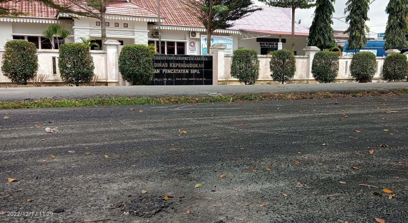 Pengaspalan Jalan di Depan Disdukcapil Asahan Dipertanyakan Warga