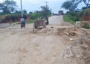 Jalan bekas pembangunan proyek duiker di Aek Paing Rantauprapat.