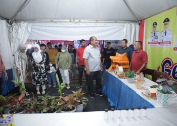 Kunjungi Bazar UMKM, Wabup Asahan Serahkan Hadia pada Pemenang Kontes Nyanyi