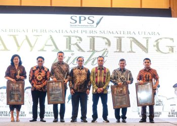 Wagub Sumut Musa Rajekshah, Ketua DPRD Sumut Baskami Ginting yang diwakili oleh istrinya, Pangdam I BB Mayjen TNI Achmad Daniel Chardin, dan yang mewakili Kejati Sumut Idianto SH MH, foto bersama dengan Ketua Bidang Pendidikan SPS Pusat, Ketua SPS Sumut Farianda Putra Sinik dan Sekretaris SPS Sumut Rianto Ahgly. 