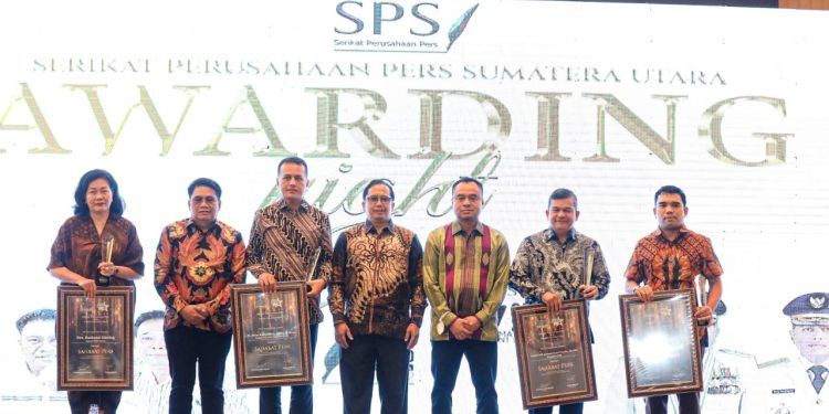 Wagub Sumut Musa Rajekshah, Ketua DPRD Sumut Baskami Ginting yang diwakili oleh istrinya, Pangdam I BB Mayjen TNI Achmad Daniel Chardin, dan yang mewakili Kejati Sumut Idianto SH MH, foto bersama dengan Ketua Bidang Pendidikan SPS Pusat, Ketua SPS Sumut Farianda Putra Sinik dan Sekretaris SPS Sumut Rianto Ahgly. 