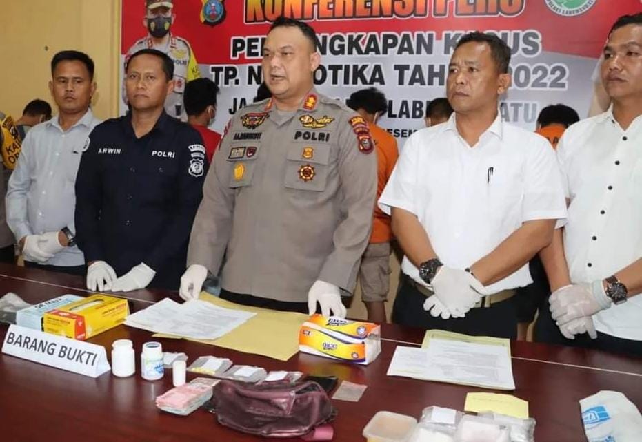 Kapolres Labuhanbatu AKBP Anhar Arlia Rangkuti SIK saat menggelar konferensi pers pengungkapan kasus Narkoba di 2022.