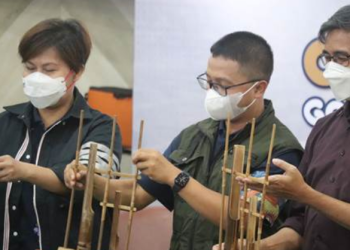 Wakil Presiden Direktur PTAR Ruli Tanio didampingi Senior Manager Corporate Communication, Katarina Siburian Hardono, membunyikan angklung, tanda dibukanya OlympiAR 2022 yang menargetkan mahasiswa tingkat nasional. 